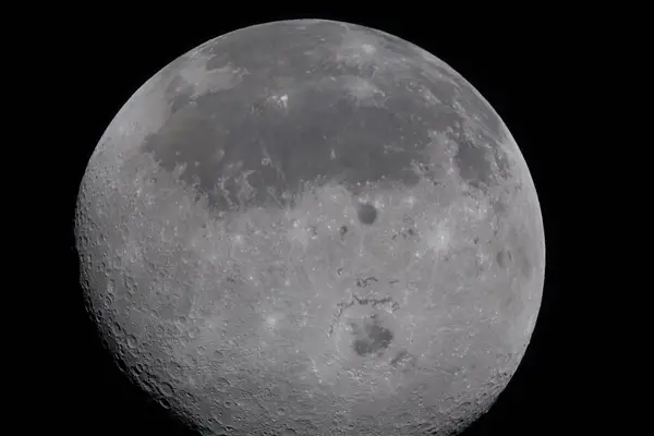 Sorpresa en el espacio: astronautas de Artemis 2 descubrieron colores inéditos en la Luna