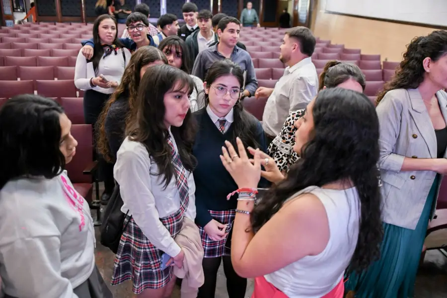 CHARLA. Al cierre del encuentro, varios jóvenes se acercaron a Milagros Arghittu para seguir consultando.