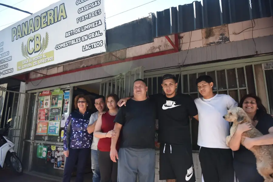 EN FAMILIA. Daniel, sonriente junto a su familia. FOTO ANALÍA JARAMILLO / LA GACETA