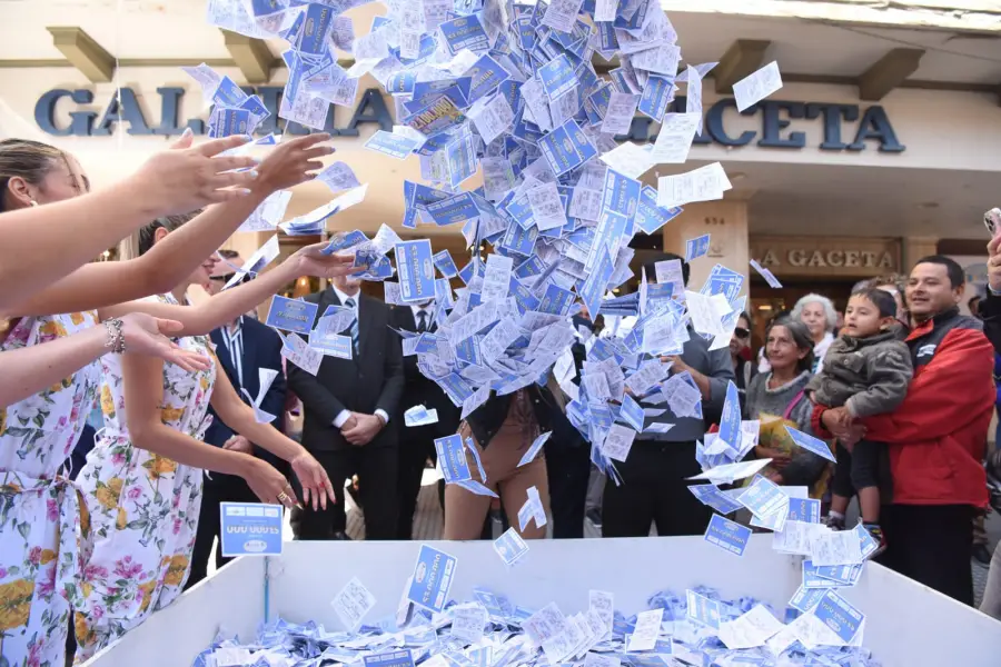 LA SUERTE ESTA ECHADA. Un afortunado se llevó el auto. FOTO ANALÍA JARAMILLO