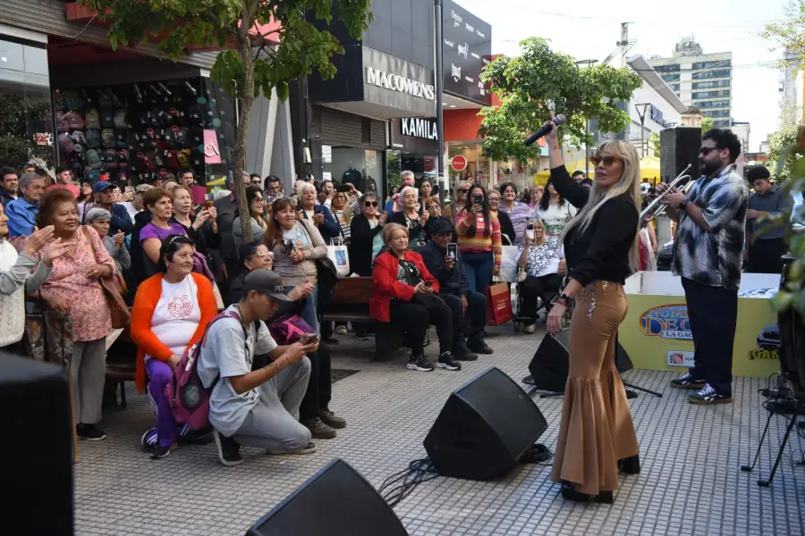 PEATONAL ALEGRA. Las personas bailaron al ritmo de Agustina Vita en la peatonal. FOTO ANALÍA JARAMILLO