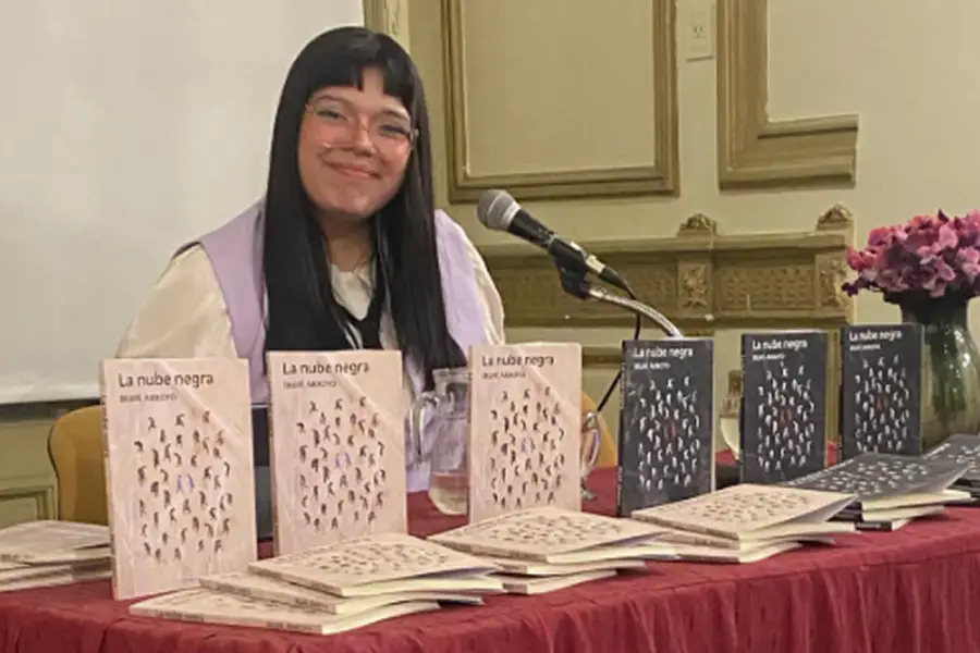 POETA JOVEN. Irupé Arroyo, una de las organizadoras del ciclo, junto a su poemario La nube negra. / IRUPÉ ARROYO