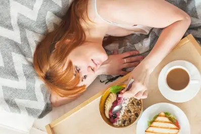 Cómo la comida chatarra afecta el sueño: conocé los efectos y soluciones