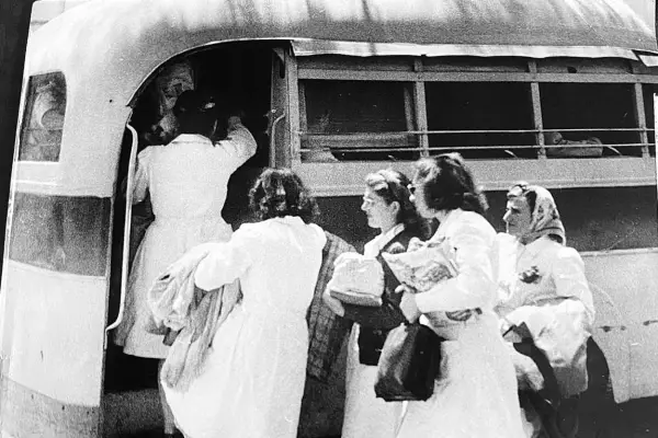 Recuerdos fotográficos: apoyo al justo reclamo salarial de las maestras en 1947