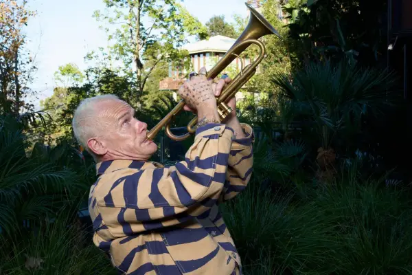 Honora, el disco que muestra la otra cara maravillosa de Flea