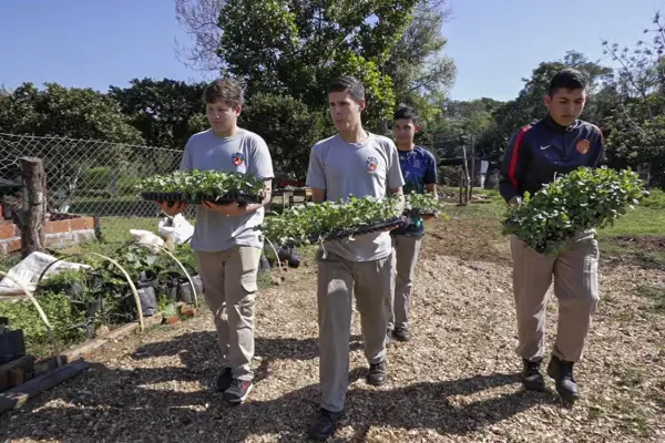 Buscan llevar la agrotecnología a las escuelas secundarias de todo el país