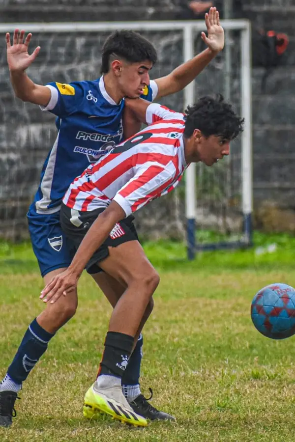 DELANTERO TODO TERRENO. Valdez tiene un buen porte y puede jugar por todo el frente de ataque.
