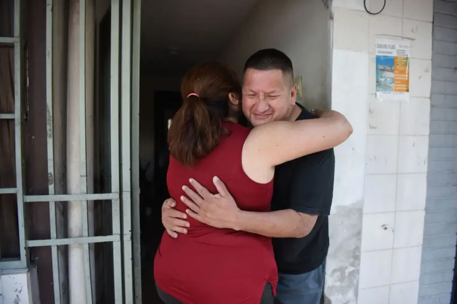 EMOCIÓN. Silvia y Daniel se abrazan y lloran al recordar a su mamá.