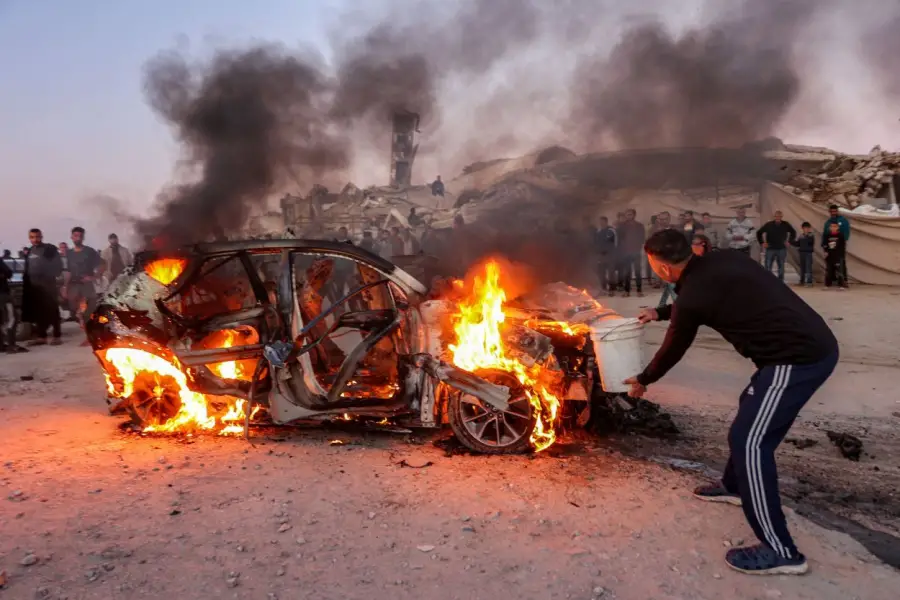 MUERTE EN GAZA. Las llamas devoran el auto del reportero palestino Mohammed Washeha, fallecido en un ataque con dron israelí.