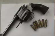 Una guía sugiere cómo debe actuar la escuela cuando aparece un arma