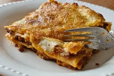 Lasaña proteica con solo cuatro ingredientes: cómo prepararla sin harinas