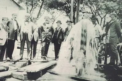 Recuerdos fotográficos: 1915. Se habilita un pozo de agua en Mate de Luna y Pellegrini