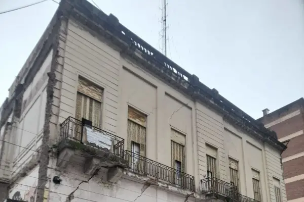 La demolición de una obra lindera agravó los daños en el edificio de 70 años en Mendoza al 200