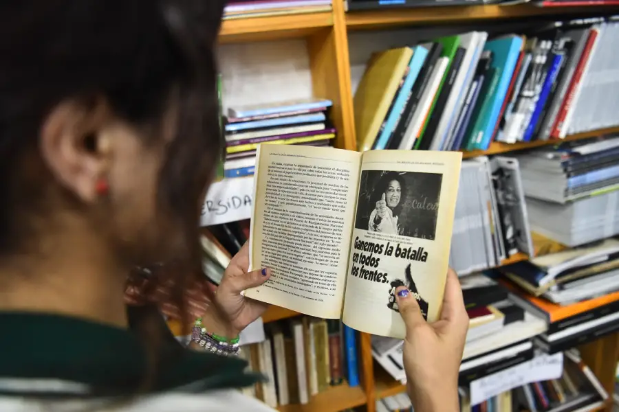 BÁRBARA. Lee un libro durante el taller de escritura creativa en La Escuelita de Famaillá. / LA GACETA, OSVALDO RIPOLL