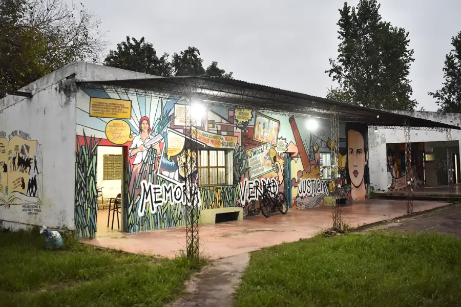 COLOR. Los murales transforman el paisaje del Espacio para la Memoria dentro de La Escuelita de Famaillá. / LA GACETA, OSVALDO RIPOLL