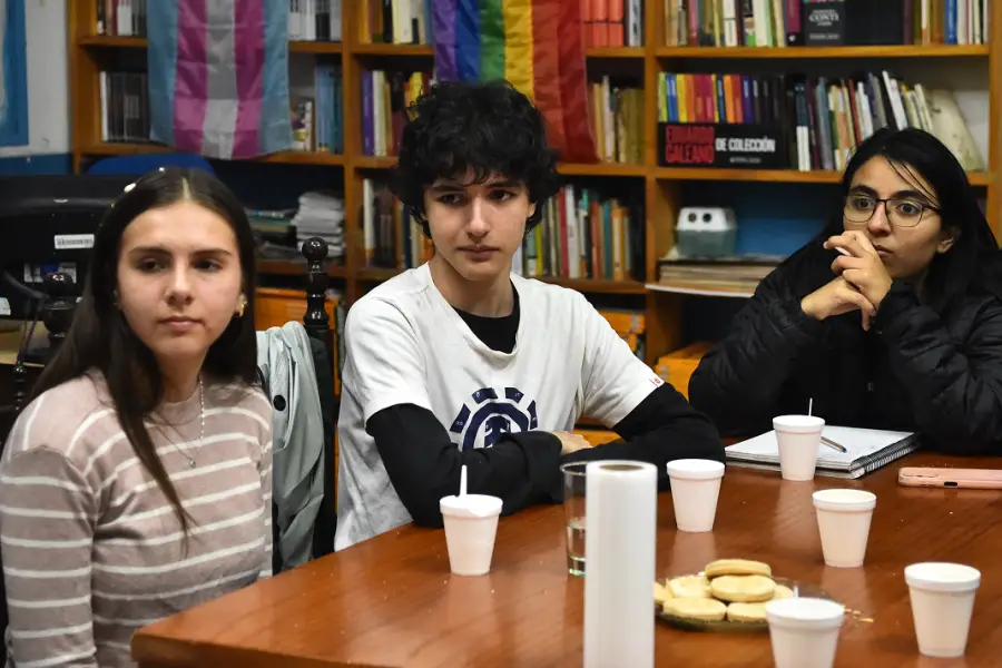 LUJÁN, FELIPE Y SOFÍA. Integran el taller de escritura creativa de La Escuelita de Famaillá, donde los jóvenes trabajan en la producción de un poemario colectivo. / LA GACETA, OSVALDO RIPOLL