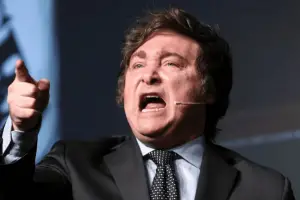 Periodistas, go home: Milei vs. los molinos de viento, con el enemigo detrás de sus propios cortinados