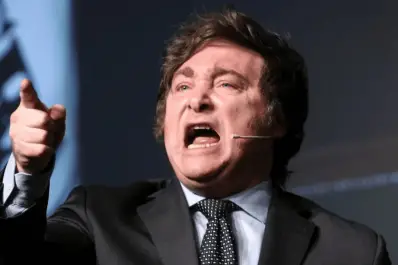 Periodistas, go home: Milei vs. los molinos de viento, con el enemigo detrás de sus propios cortinados