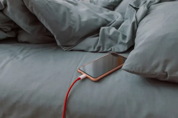 Cargar el celular sobre la cama: por qué es peligroso y qué riesgos puede provocar
