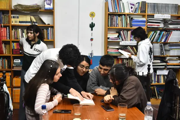 Poesía en la Escuelita de Famaillá: adolescentes escriben un libro donde funcionó el primer centro clandestino del país