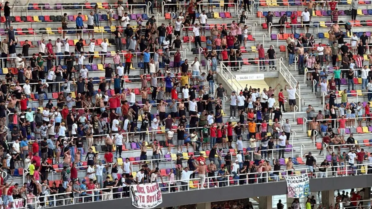 Los hinchas tucumanos presentes en el estadio