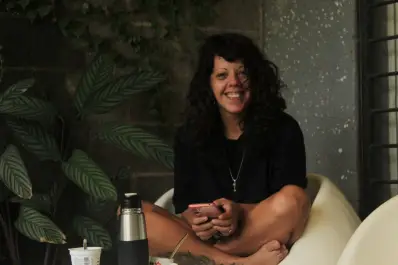 De cara al sol:  la narrativa cromañón en el ojo de Leticia Martínez