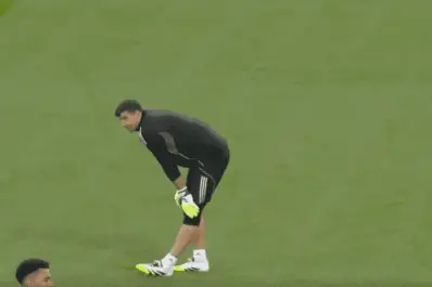 “Dibu” Martínez, lesionado: genera dudas en la Selección a dos meses del Mundial 2026