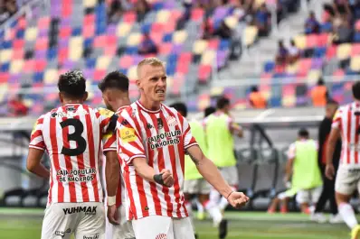 Video: el blooper del arquero de Güemes y la avivada de Diellos para el 1-0 de San Martín