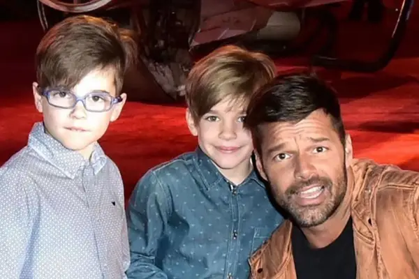 Los mellizos de Ricky Martin están irreconocibles: así acompañan