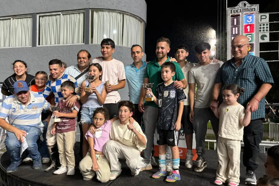 PREMIACIÓN. La familia de Antonio Zamora López entregó trofeos al jinete, entrenador, propietario y peón de Golden Warrior, ganador del especial de 1.500 metros.