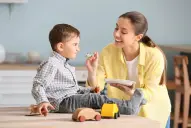 Personal doméstico: cuánto deben cobrar una niñera y un cuidador de adultos en abril 2026