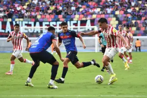 Entre tantas formaciones distintas, San Martín mostró en Santiago el dibujo que mejor le sienta