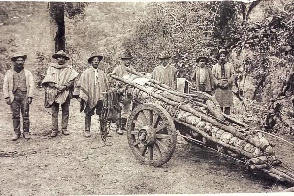 Recuerdos fotográficos: 1915. Cuando trasladaron el menhir al parque 9 de Julio