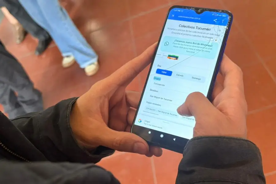 EN LA MANO. Desde el celular, los usuarios pueden saber qué colectivo tomar y a qué hora. / LA GACETA