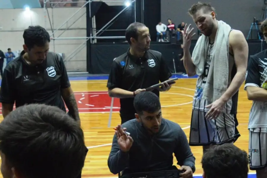 MINUTO. Espósito dialoga con sus dirigidos.