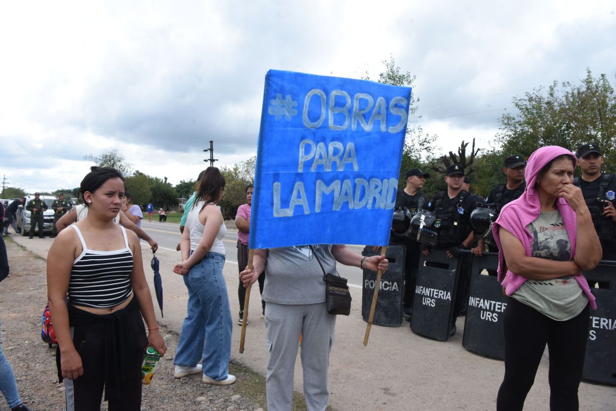 RECLAMO. LA RUTA 157 fue el escenario del pedido de obras urgentes.