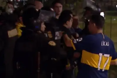 Caos en La Bombonera: demoras, fallas técnicas y tensión en la previa de Boca vs. Barcelona