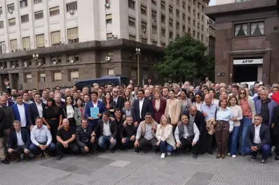 Intendentes del país marcharon a Economía y denunciaron “asfixia financiera” en los municipios