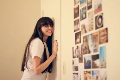 Escuchar conversaciones ajenas no es de chismoso: la psicología explica por qué lo hacemos sin mala intención