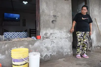 Vivir entre grietas, humedad y pérdidas en La Madrid: “Tengo miedo de que la casa se caiga”