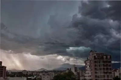 Rige la alerta naranja y amarillo en más de la mitad del país: las provincias bajo riesgo por tormentas y vientos