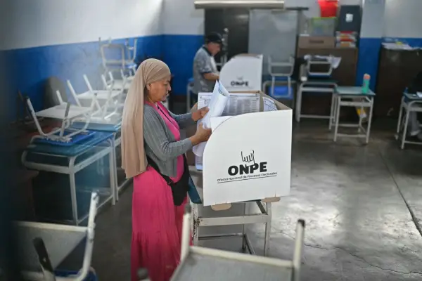 Se reanudaron los comicios en Perú, con Keiko Fujimori como favorita