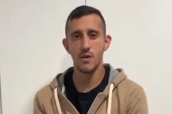 El futbolista que gritó “bomba” en un avión rompió el silencio y dejó un mensaje de disculpas