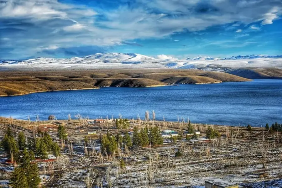 LO QUE QUEDÓ. Paisaje, lago, soledad y apenas cimientos de lo que fue.