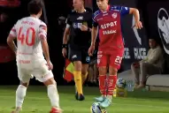 Nueva sanción en el fútbol argentino: “subirse al balón” será castigado con amarilla y tiro libre indirecto