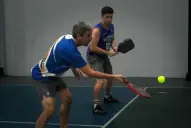 De canchas delimitadas con cinta de papel a más de 100 jugadores tucumanos: ¿qué es el pickleball, el deporte que crece en la provincia?