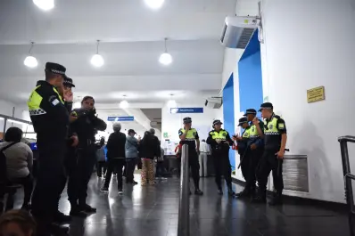 Tensión en el PAMI Tucumán: jubilados protestaron y hubo incidentes con la Policía en medio del paro médico