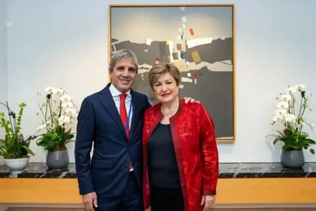 Luis Caputo llegó a un acuerdo con el FMI por la segunda revisión y se habilita el desembolso por U$S1.000 millones