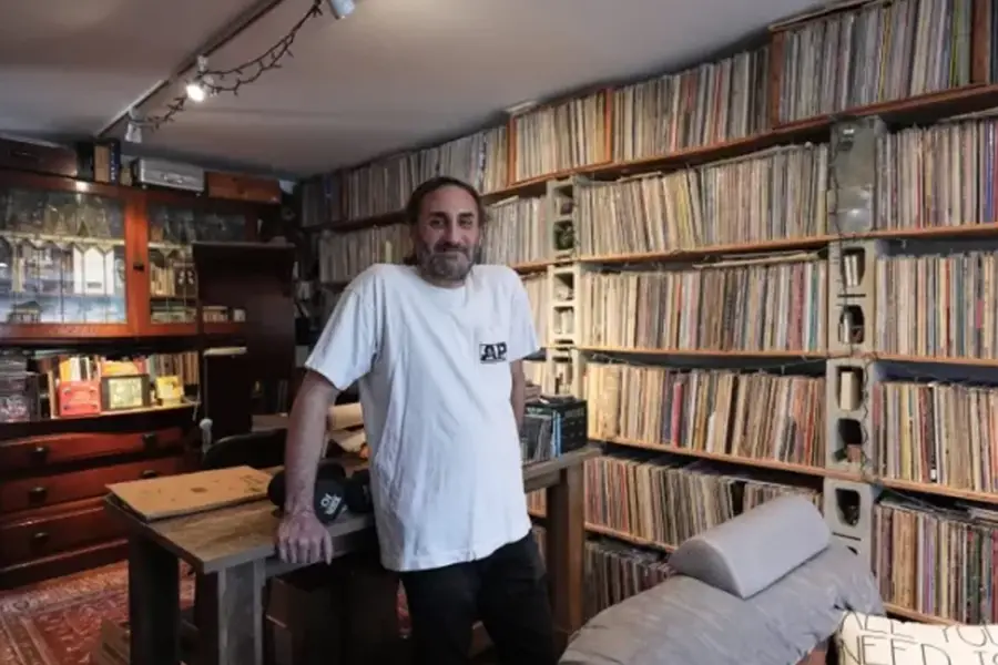 COLECCIÓN. Adam en su casa de Chicago, rodeado de su modesta, pequeña, casi imperceptible colección de vinilos. / ADAM JACOBS