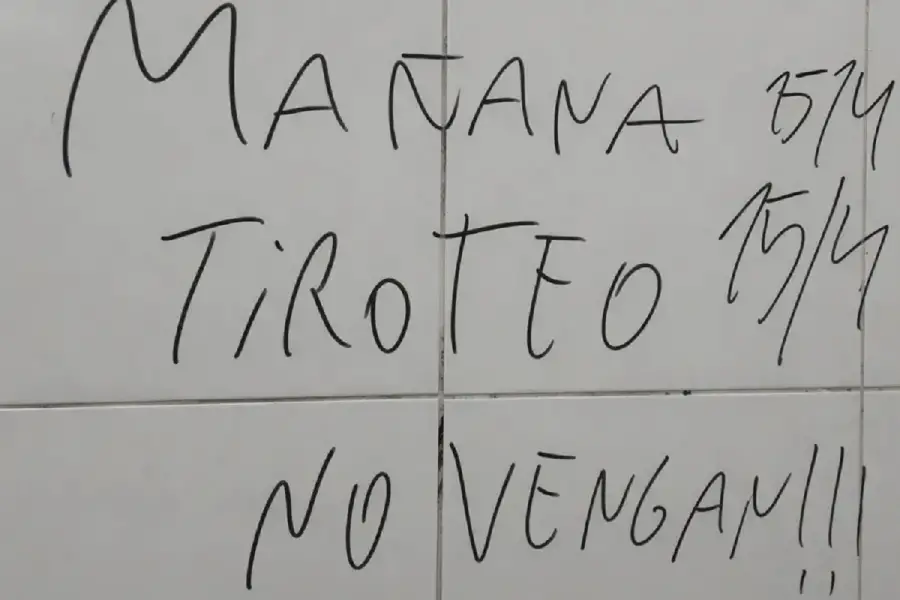  Las pintadas aparecieron ayer en los baños de los establecimientos tucumanos. FOTO ENVIADA POR UN LECTOR